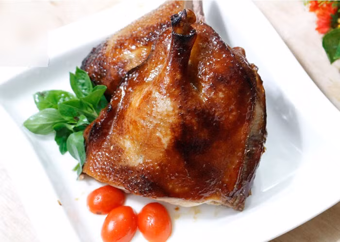 Vịt nướng Sa Đéc – Cao Lãnh: Ghé thăm Đồng Tháp vào mùa nước nổi từ tháng 7 đến tháng 11, du khách sẽ được thưởng thức đặc sản vịt nướng Sa Đéc – Cao Lãnh với những thớ thịt béo ngậy, giòn tan và hương thơm cực kỳ hấp dẫn.