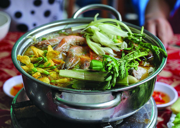 Lẩu cá linh bông điên điển: Từ khoảng tháng 9 đến tháng 11 hàng năm, Đồng Tháp vào mùa nước nổi sẽ có rất nhiều cá linh theo con nước về ngập tràn đồng. Bông điên điển cũng bắt đầu nở vàng khắp các mé sông.