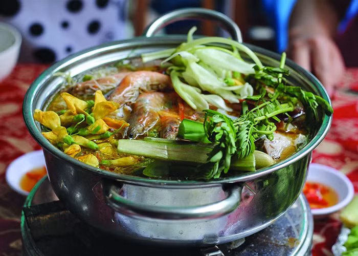 Lẩu cá linh bông điên điển: Từ khoảng tháng 9 đến tháng 11 hàng năm, Đồng Tháp vào mùa nước nổi sẽ có rất nhiều cá linh theo con nước về ngập tràn đồng. Bông điên điển cũng bắt đầu nở vàng khắp các mé sông.