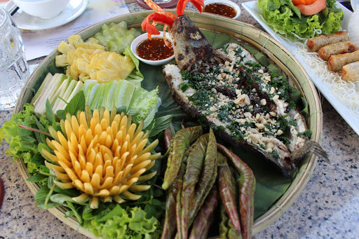 Cá lóc nướng trui cuốn lá sen: Cá lóc (miền Bắc gọi là cá quả) nướng trui có ở nhiều vùng đất khác nhau và trở thành món ăn dân dã. Thịt cá được cuốn cùng với lá sen non và chấm với nước mắm me khiến bạn sẽ muốn ăn mãi không thôi.