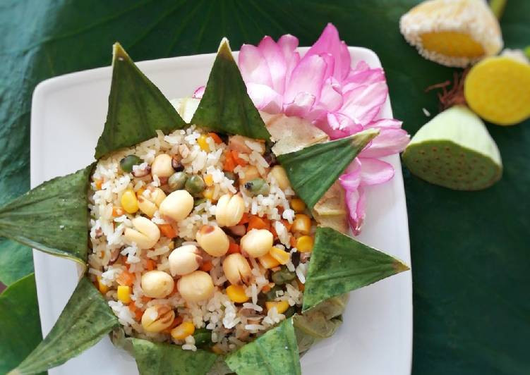 Cơm gói lá sen: Đây là một trong những món ăn cung đình, chỉ Đồng Tháp mới có và ngon không đâu sánh bằng. Cơm được nấu bằng gạo huyết rồng (một loại gạo hạt nhỏ, trong, thon dài và màu đỏ), hạt sen và muối mè bọc trong lá sen rồi đem hấp chín. Món cơm này càng nhai càng ngọt, bùi và thơm mùi sen.