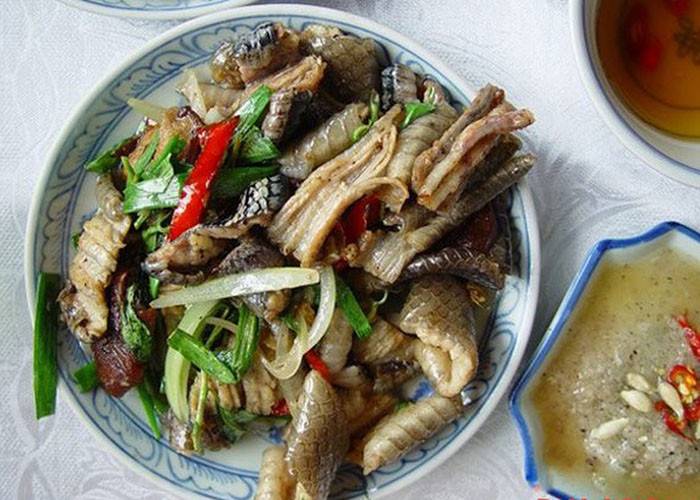 Tắc kè xào lăn là món đặc sản phổ biến ở Đồng Tháp. Tắc kè bắt về làm sạch, ướp gia vị, bắc chảo phi mỡ tỏi rồi cho thịt vào xào cho săn lại, sau đó vắt nước cốt dừa vào xâm xấp, chụm lửa liu riu để thịt hòa quyện đậm đà và bắt mùi thơm ngất ngây.