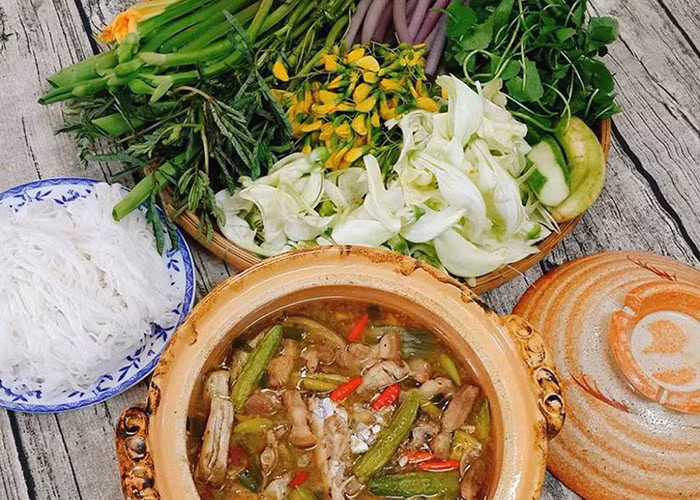 Bông súng mắm kho: Là niềm tự hào của ẩm thực miền sông nước, bông súng mắm kho Đồng Tháp nức tiếng gần xa, ai ghé thăm miền đất này cũng đều muốn thưởng thức thử.