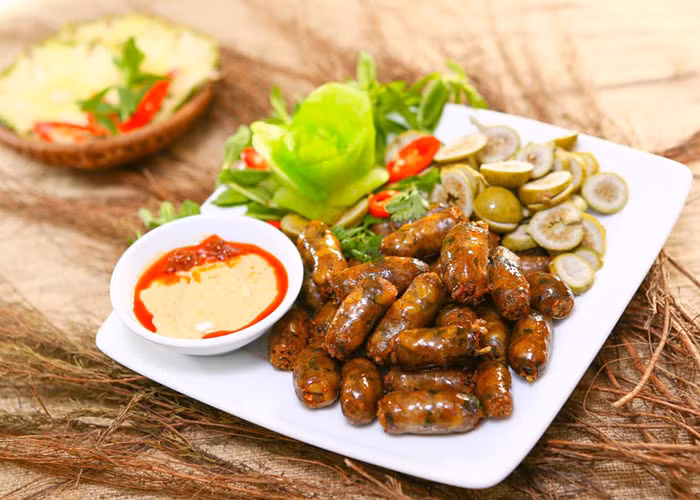 Dồi rắn là một món ngon đặc biệt chỉ có vào mùa nước nổi ở Đồng Tháp mang hương vị đặc biệt, lạ miệng không giống một món ăn nào. Rắn bông súng và rắn nước có thịt ngọt mà không độc đem băm nhuyễn rồi tẩm ướp gia vị, nhồi lại vào trong da rắn. Dồi rắn hấp, chiên hoặc nướng đều rất ngon, là trải nghiệm ẩm thực thú vị mà bạn không nên bỏ qua.