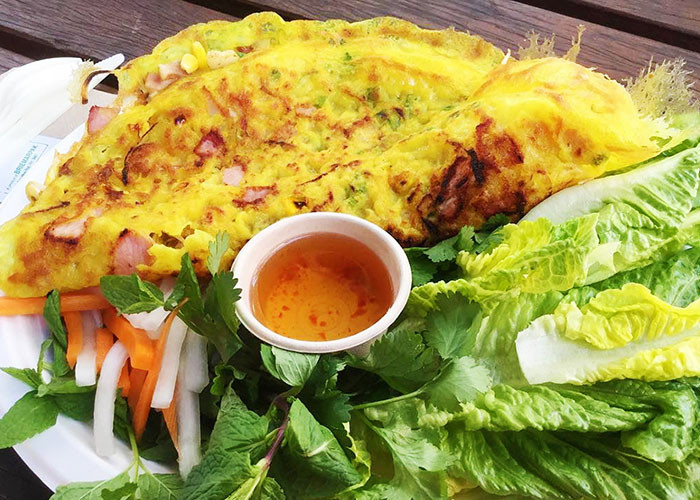 Bánh xèo Cao Lãnh: Bánh xèo nổi tiếng nhất tại miền Tây Nam bộ phải kể đến bánh xèo Cao Lãnh ở Đồng Tháp. Bánh xèo được làm từ bột gạo mới, tráng mỏng trên chảo nhôm và thêm nước cốt dừa, hành lá, tôm sú, thịt heo ba chỉ,… một số nơi còn có thêm nhân thịt vịt.