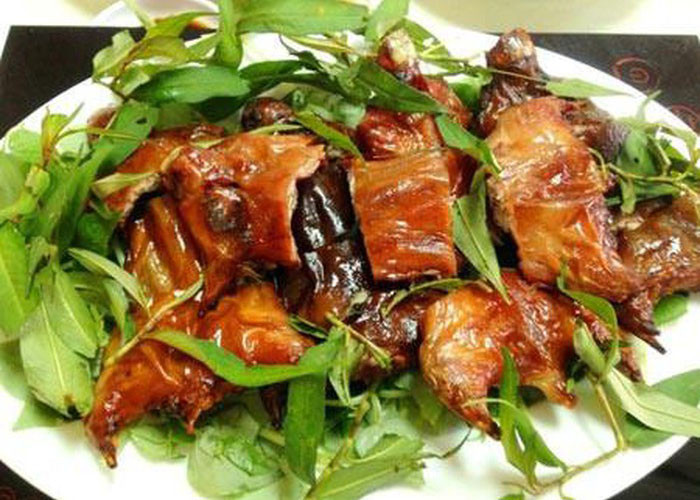 Chuột đồng quay lu: Sau mỗi mùa gặt, người dân vùng Cao Lãnh lại bắt đầu săn những con chuột béo múp do ăn nhiều thóc lúa để chế biến thành nhiều món khác nhau như: Chuột xào lăn, xé phay, chuột xối mỡ, luộc cơm mẻ, xào sả ớt gói với rau sống và bánh tráng,… nhưng ngon nhất và nổi tiếng nhất vẫn là món chuột quay lu.