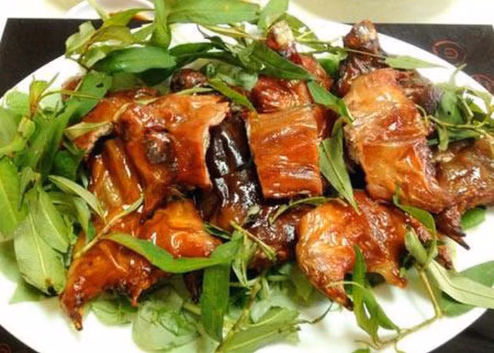 Chuột đồng quay lu: Sau mỗi mùa gặt, người dân vùng Cao Lãnh lại bắt đầu săn những con chuột béo múp do ăn nhiều thóc lúa để chế biến thành nhiều món khác nhau như: Chuột xào lăn, xé phay, chuột xối mỡ, luộc cơm mẻ, xào sả ớt gói với rau sống và bánh tráng,… nhưng ngon nhất và nổi tiếng nhất vẫn là món chuột quay lu.