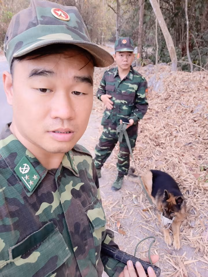 Bo di chong dich COVID-19, chi nhin con ra doi qua dien thoai-Hinh-8