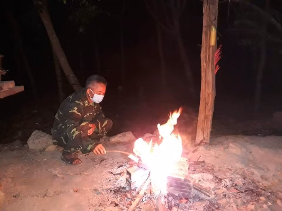 Bo di chong dich COVID-19, chi nhin con ra doi qua dien thoai-Hinh-10