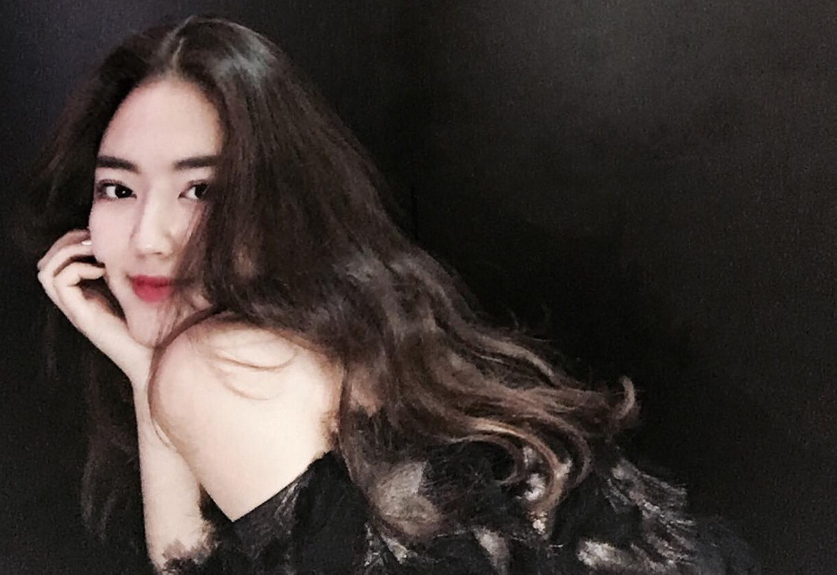 Phương Lan khá chuộng các mẫu áo váy trễ vai khoe bờ vai nõn nà.