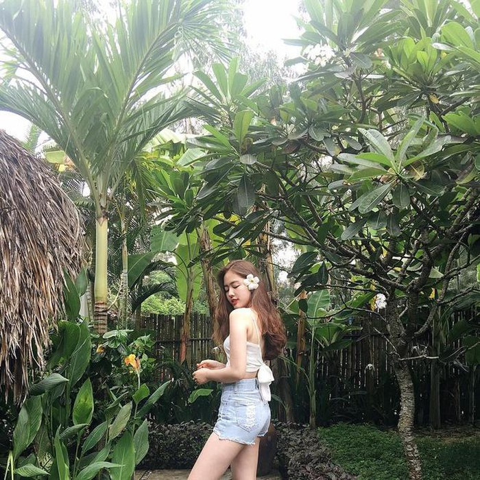 Áo croptop 2 dây với quần short mang đến sự trẻ trung, nữ tính cho người đẹp 9X.