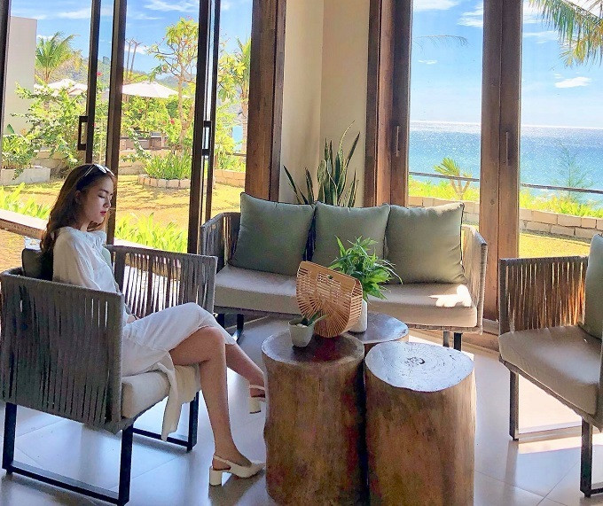 Trang phục màu trắng mang đến sự tinh khiết, trẻ trung cho người đẹp ngành hàng không.