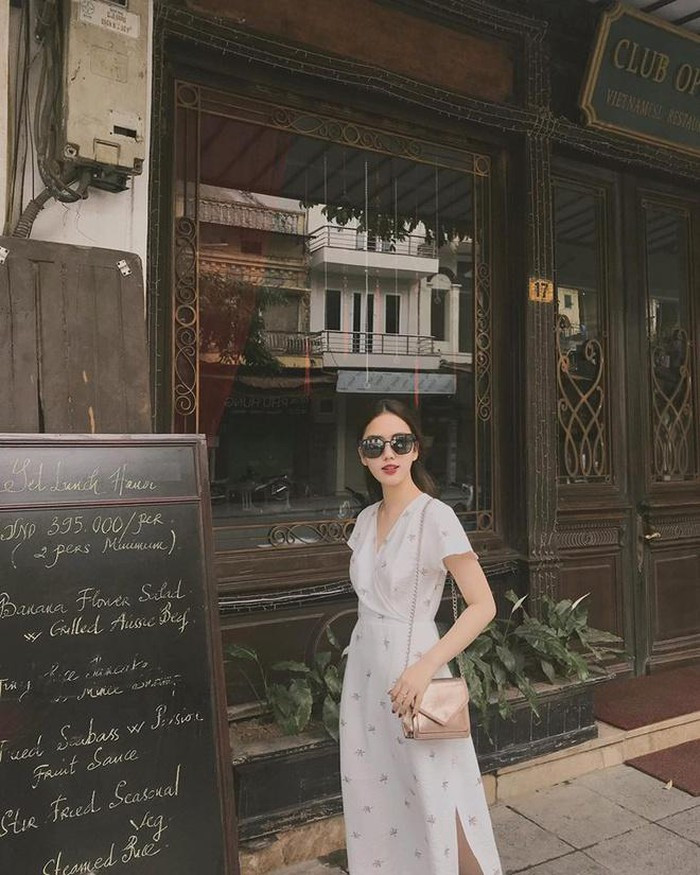 Phương Lan khá chuộng các kiểu đầm dài nhẹ nhàng.