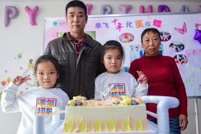 Thật may mắn, nhận được sự tài trợ, ủng hộ từ mọi người, cặp song sinh được đưa vào phòng phẫu thuật ít lâu sau đó. Giáo sư Tang Shaotao - Giám đốc Phẫu thuật Nhi khoa của Bệnh viện Vũ Hán Xiehe là người trực tiếp làm phẫu thuật. Trải qua ca phẫu thuật kéo dài hơn 6 giờ, hai đứa trẻ đã được tách rời. Thời điểm đó, đây cũng là trường hợp đầu tiên ở Trung Quốc bé sơ sinh dính liền được tách và sống sót.