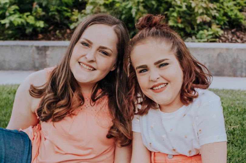 Sau ca phẫu thuật chính kéo dài 18 giờ, các bác sĩ tiếp tục phải phẫu thuật riêng cho hai bé gái, mỗi bé trong 8 giờ nữa, để gắn các thanh titan vào xương sống.