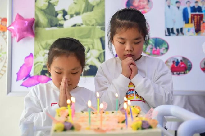 Đã 11 năm trôi qua, 2 đứa trẻ may mắn đó đến nay cũng đã tròn 11 tuổi. Truyền thông địa phương thực hiện chuyến về thăm gia đình chị Yang Wei để thăm hỏi tình hình sức khỏe và cuộc sống của cặp chị em đáng yêu ngày nào. Ảnh: Internet.