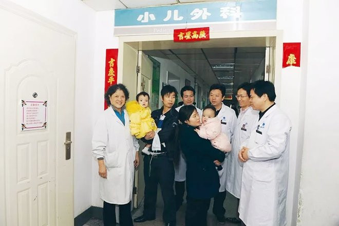 Các bác sĩ nói rằng phải tiến hành phẫu thuật tách hai bé mới có thể đem đến cho các con cuộc sống bình thường được. Tuy nhiên, chi phí phẫu thuật và quá trình chăm sóc cần được theo dõi tiếp, sau đó mới xác định được sự sống tương lai phía trước.