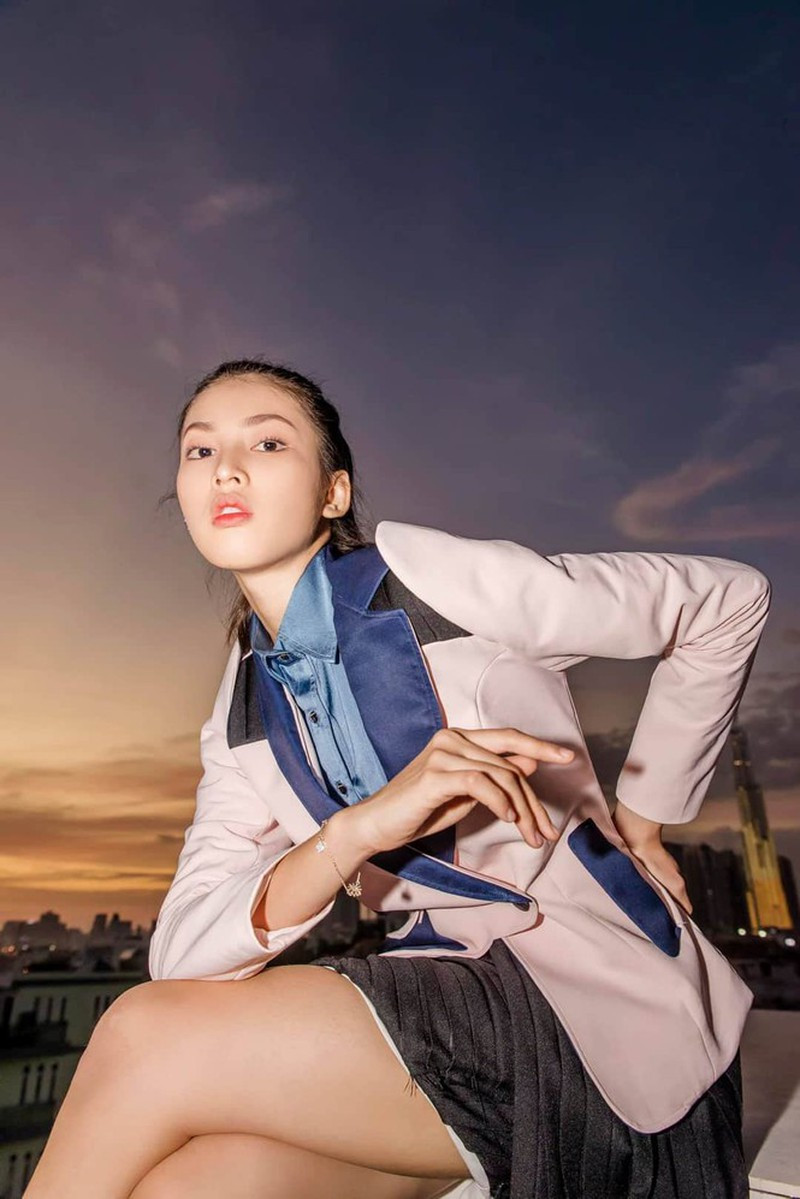 Ngọc Thảo thường chọn trang phục trẻ trung phù hợp lứa tuổi.