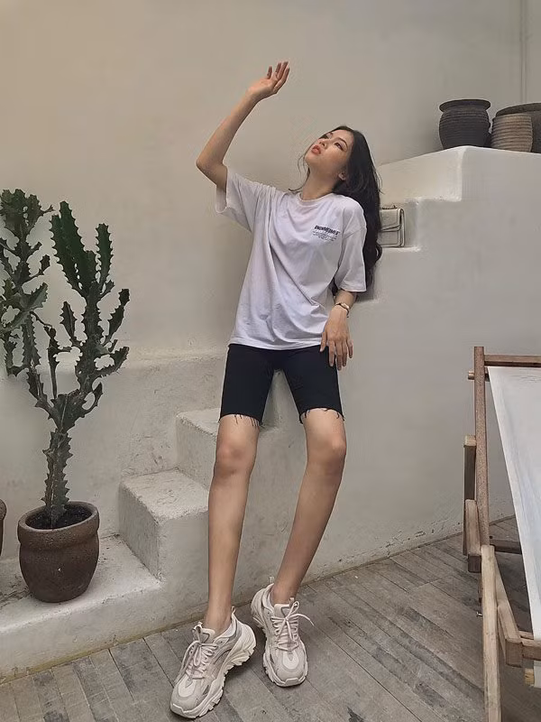 Cách phối áo phông cùng quần short và giầy sneaker mang đến sự trẻ trung, năng động cho cô nàng.