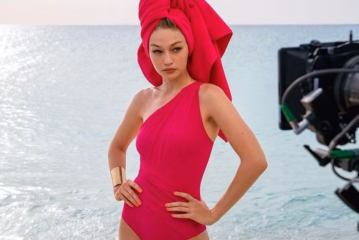 Bên cạnh boxing thì huấn luyện viên Rob Piéla cũng cho Gigi Hadid thực hiện những bài tập sử dụng trọng lượng cơ thể (bodyweight training), bài tập cardio - nhảy dây, và kết hợp boxing theo tỷ lệ 3:1. Cứ 3 phút trên sàn boxing sẽ tương đương với một phút tập tăng cường vùng cơ xương chậu. Nhờ đó, Gigi đã giữ được vòng eo phẳng lì cho dù có ngồi ở bất kỳ tư thế nào.