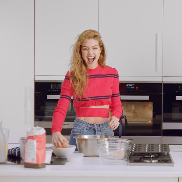 Muốn giữ được thân hình luôn thon gọn, săn chắc thì việc lập kế hoạch ăn uống nghiêm túc sẽ giúp chúng ta duy trì được điều này. Gigi Hadid có thể dành ra từ 5 - 6 ngày trong tuần để ăn kiêng nhưng tới cuối tuần thì nên "xả hơi" để lấy lại tinh thần làm việc.