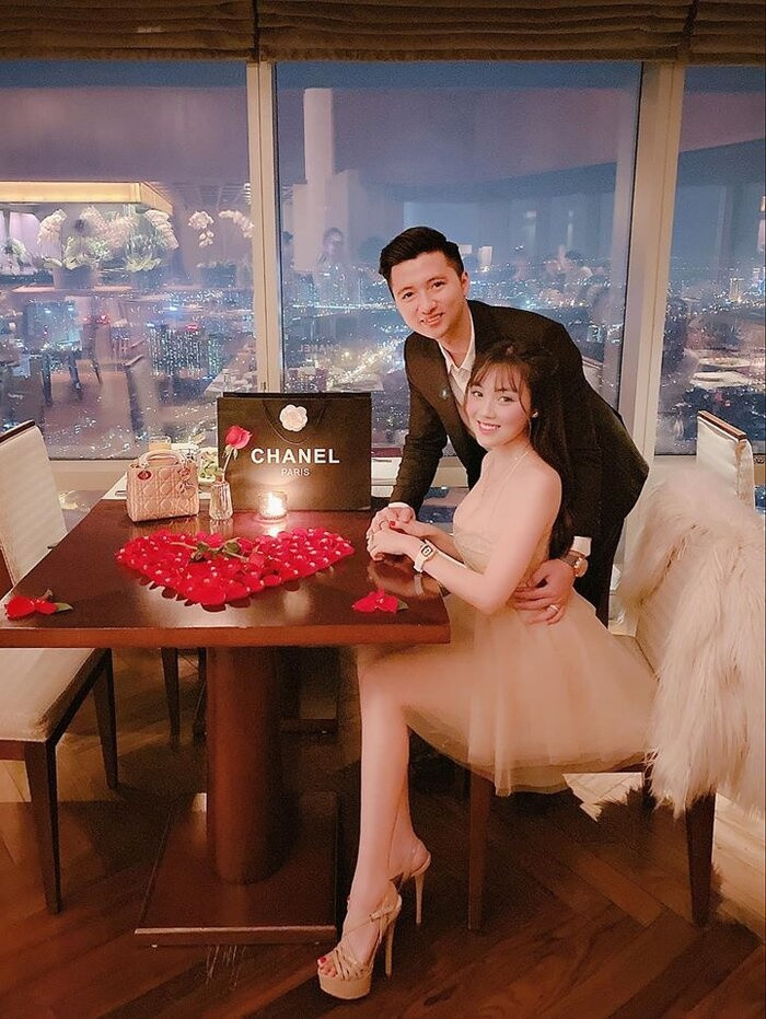 Ngoài đời, chồng của Âu Hà My gây ấn tượng với vẻ điển trai và phong cách ăn mặc lịch lãm.