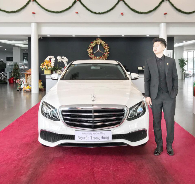 Anh chàng ghi điểm khi diện cả cây vest đen đầy sang trọng và nam tính.