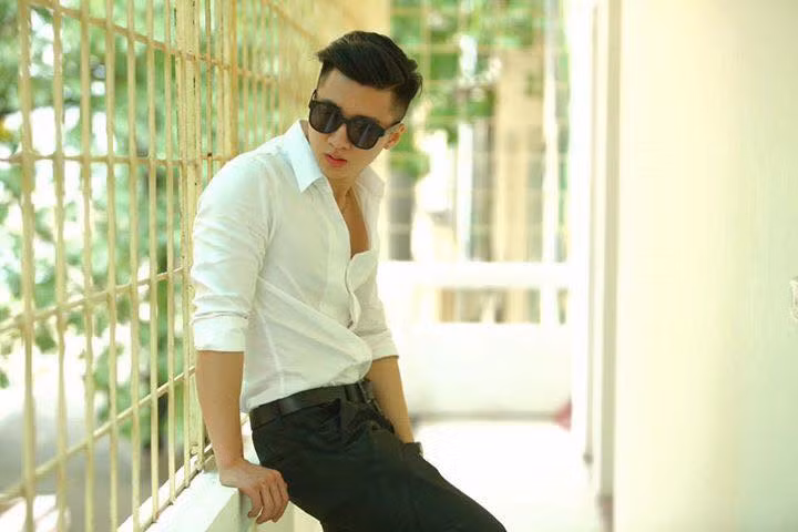 Trước khi cưới cô giáo Âu Hà My, Trọng Hưng gây ấn tượng với vẻ điển trai và phong cách ăn mặc bảnh bao.