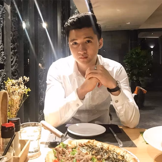 Nam diễn viên 28 tuổi thường mặc các trang phục lịch lãm và nam tính như áo sơ mi, vest chỉnh chu.