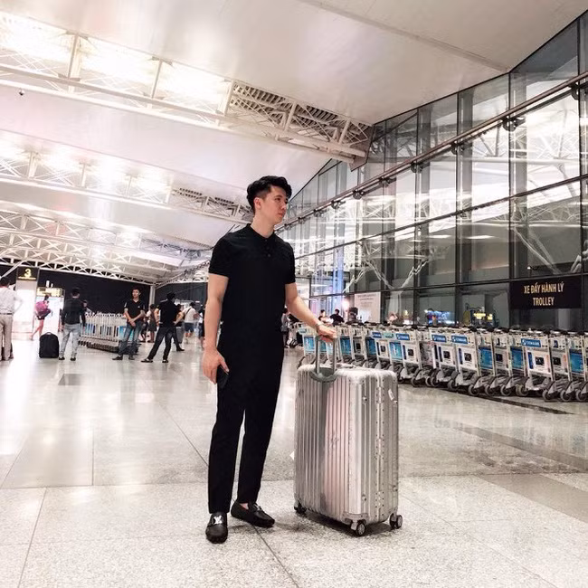 Vốn có vóc dáng cao ráo, chồng Âu Hà My khá dễ mix các trang phục dù đơn giản nhưng vẫn đầy nam tính.