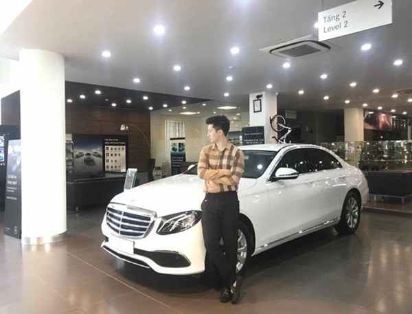 Áo sơ mi và quần âu đóng bộ là set đồ thường xuyên được chàng hot boy trường Sân khấu Điện ảnh một thời ưu ái.