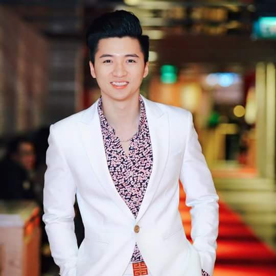 Anh phối áo sơ mi hoa với áo vest trắng trông cực hào hoa và lãng tử.