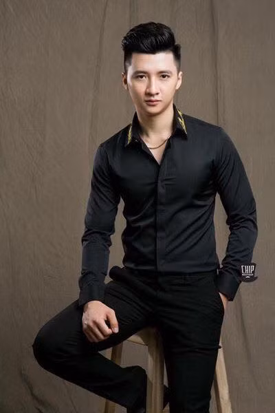 Vốn có vóc dáng đẹp và gương mặt điển trai nên Trọng Hưng mặc đồ sành điệu không kém các người mẫu.