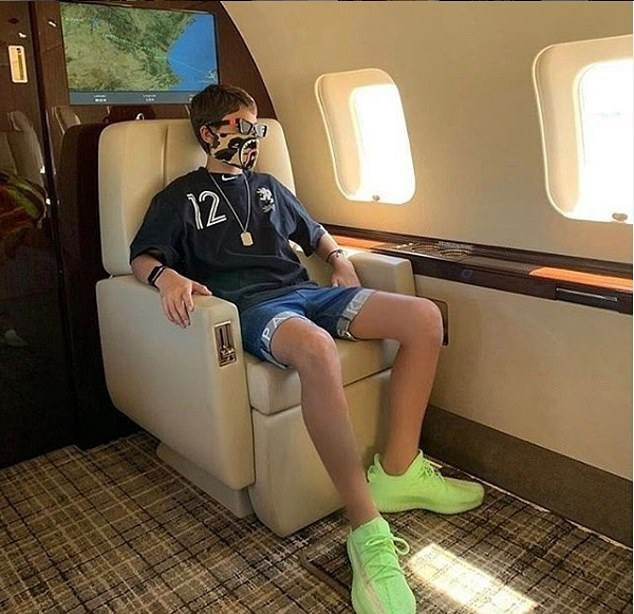 Người mẫu Nga Mark Berman cũng có cho mình chiếc khẩu trang Louis Vuitton trị giá khoảng 350 USD (hơn 8 triệu).