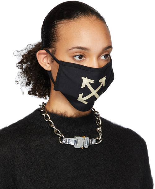 Khẩu trang cắt may bằng vải cotton và trang trí họa tiết mũi tên đan chéo, logo của hãng Off White nhìn rất đơn giản nhưng có giá 125 USD.