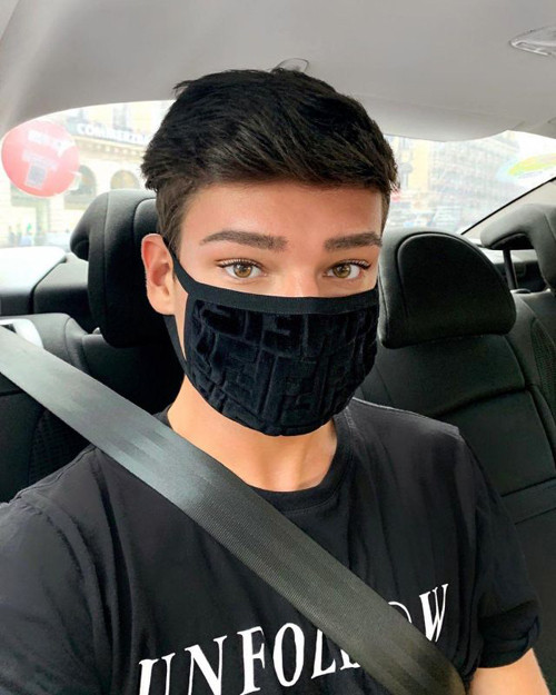 Khẩu trang kiểu dáng đơn giản thiết kế trên vải cotton và vải nhung trang trí logo thương hiệu của Fendi "cháy hàng" trên các kênh mua bán trực tuyến. Khẩu trang vải nhung có giá 220 USD.