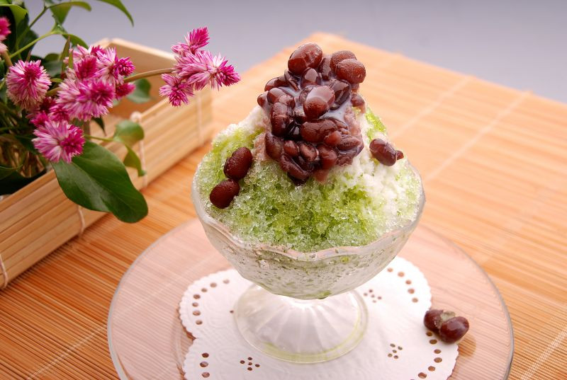 Đá bào phủ đậu đỏ và trang trí bằng sữa đặc có đường, siro trà xanh ngọt ngào là món ăn tráng miệng thường thấy trong dịp lễ Vu Lan Nhật Bản. Ảnh: Internet. Mời độc giả theo dõi video "Chế biến món ngon từ nấm đông cô". Nguồn: VTC.