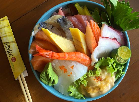 Chirashi Sushi là loại sushi được trang trí sắp xếp đa dạng các nguyên liệu trên cơm sushi mà chủ yếu là các nguyên liệu dùng cho sushi cơm nắm.