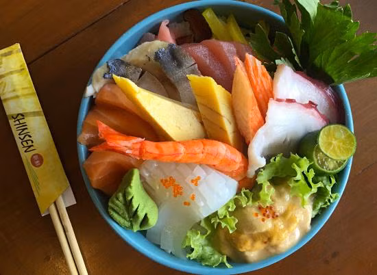 Chirashi Sushi là loại sushi được trang trí sắp xếp đa dạng các nguyên liệu trên cơm sushi mà chủ yếu là các nguyên liệu dùng cho sushi cơm nắm.