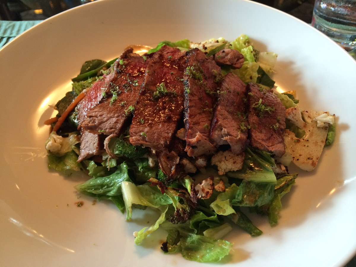 Tương tự như gà Teriyaki, thịt bò Teriyaki cũng là một món ăn ngày lễ Vu Lan rất được ưa chuộng. Món ăn dậy lên hương vị đặc trưng, thịt bò mềm cùng vị chua ngọt rất dễ chịu của nước sốt teriyaki.