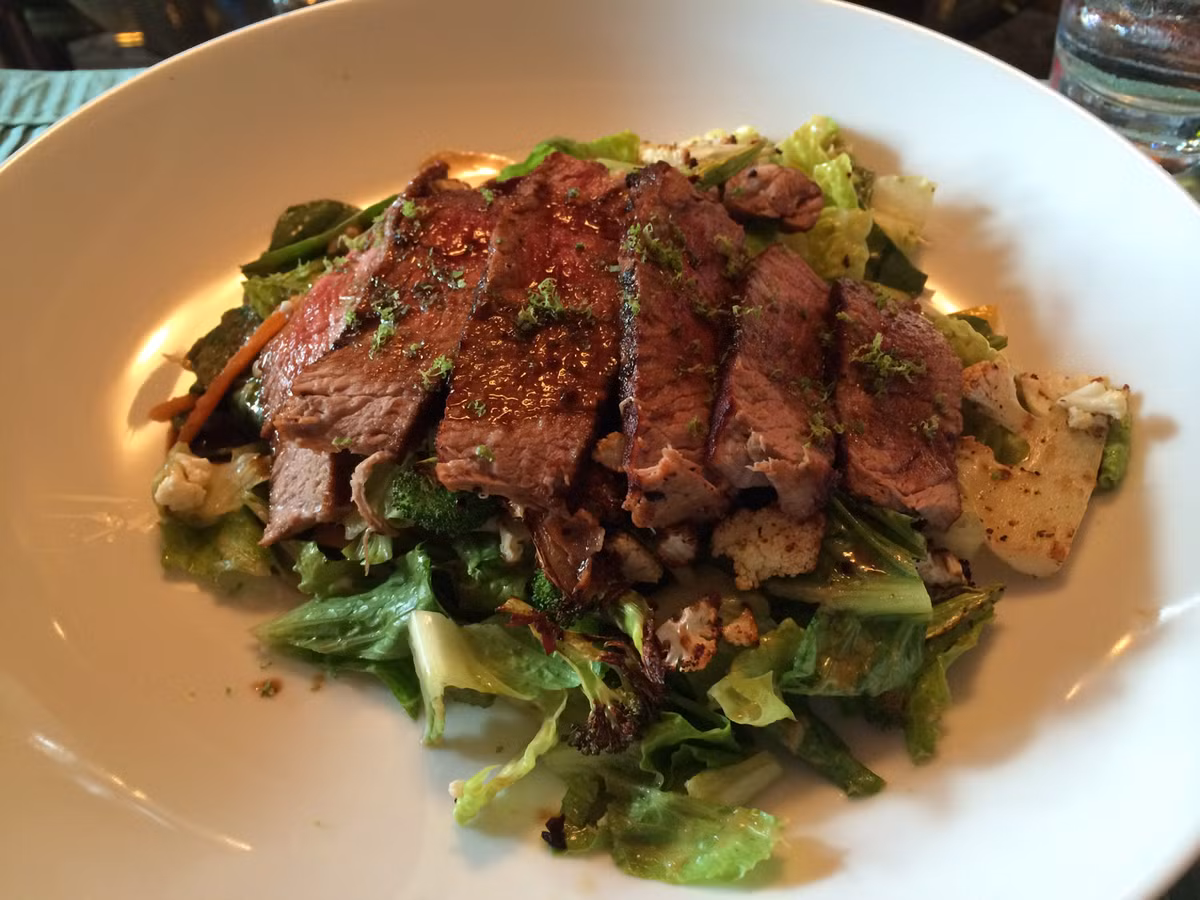 Tương tự như gà Teriyaki, thịt bò Teriyaki cũng là một món ăn ngày lễ Vu Lan rất được ưa chuộng. Món ăn dậy lên hương vị đặc trưng, thịt bò mềm cùng vị chua ngọt rất dễ chịu của nước sốt teriyaki.