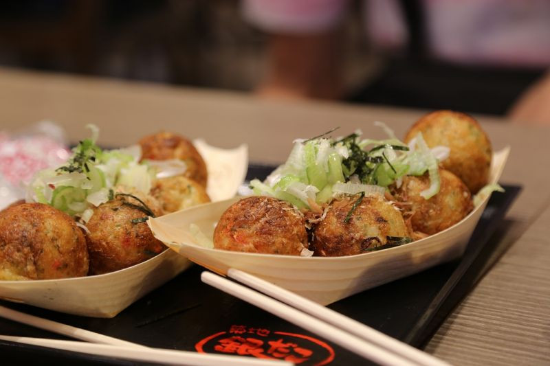 Takoyaki là món ăn được ưa chuộng trong mùa Vu Lan ở Nhật. Những viên bánh tròn xoe được làm từ thịt bạch tuộc, bột mì, rắc cá ngừ khô, rong biển khô và rưới nước sốt hấp dẫn.