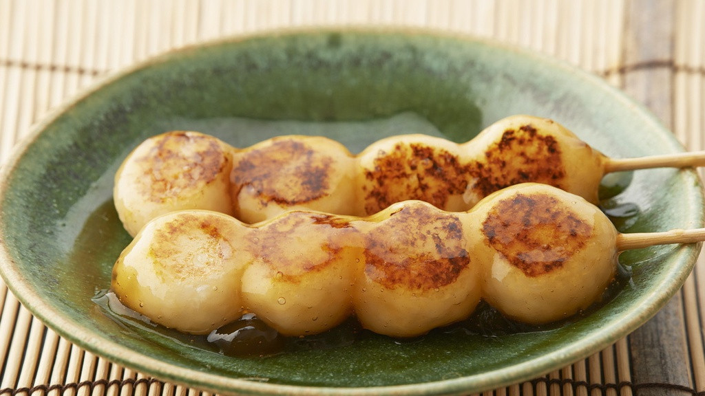 Mitarashi Dango được làm từ bột gạo sau đó nướng trên than củi. Nó có hình dạng giống những viên bánh trôi nhỏ. Khi chín, người ta sẽ xiên từ 3-5 viên vào một que tre rồi rưới một lớp nước tương ngọt lên trên và thưởng thức. Nhân bánh có thể là nhân ngọt như socola hoặc nhân mặn gồm thịt và rau.