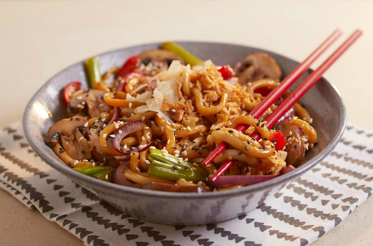 Yaki Soba là một món mì xào của Nhật Bản, gồm có rau củ, thịt, hải sản và nước sốt. Với cách làm nhanh chóng, đơn giản và cực kì thơm ngon nên rất được người dân Nhật yêu thích.