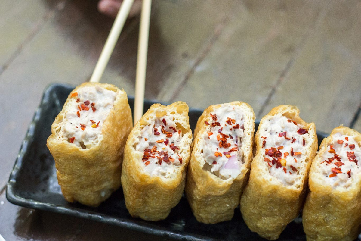 Inari sushi là một loại sushi được cuốn trong váng đậu chiên, bên trong là cơm được nấu với nước dùng dashi. Món cơm bên trong có thể là cơm trắng hoặc hỗn hợp các loại rau.