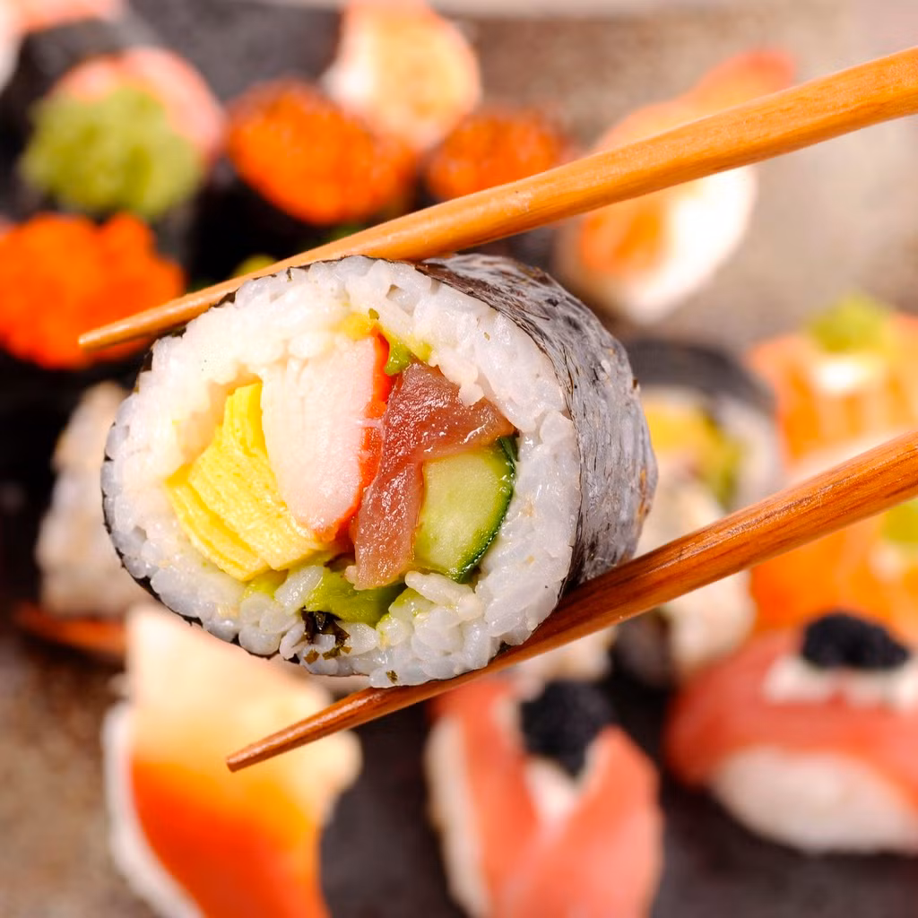 Sushi maki có nghĩa là sushi dày hoặc sushi béo là một món sushi truyền thống của Nhật, cuốn bằng củ cải trắng khô, dưa chuột, cải bó xôi và trứng. Trong món ăn mùa Vu Lan này, cá khô được nhuộm thành màu hồng.