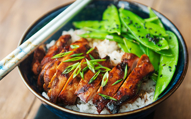 Gà Teriyaki là một món ăn được ưa thích trong mùa Vu Lan. Vị ngọt của thịt gà đã được ướp cùng rau thơm rồi nướng lên và ăn kèm với cơm trắng và cải bắp ngâm dấm hoặc salad.