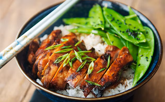 Gà Teriyaki là một món ăn được ưa thích trong mùa Vu Lan. Vị ngọt của thịt gà đã được ướp cùng rau thơm rồi nướng lên và ăn kèm với cơm trắng và cải bắp ngâm dấm hoặc salad.