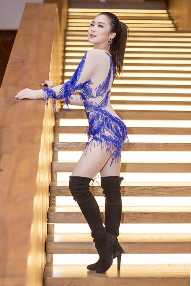 Hương Tràm diện trang phục màu da dễ gây hiểu nhầm.