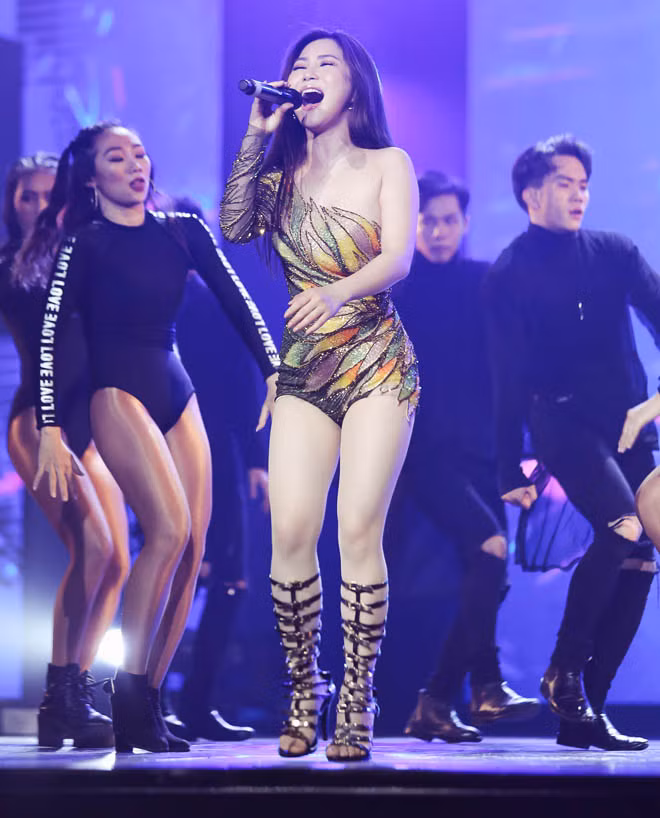 Ham mặc ngắn biểu diễn, Hương Tràm khiến khán giả nhiều lần "đỏ mặt".